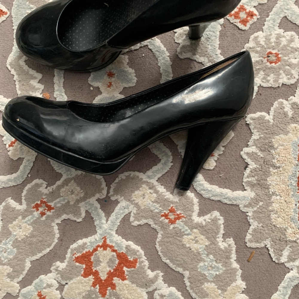 Classic black heels perfect height and comfy. I wear a true 6